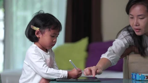 Mum Teaches Her Daughters To Study Online At Home. 库存影片 159742933
