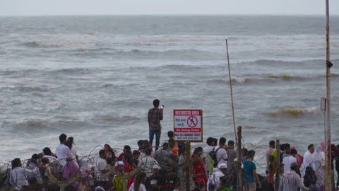 Mumbai Crowd and Restricted Area Warning Sign at Haji Ali During Monsoon Vidéo 340036311