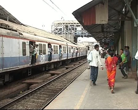 Mumbai crowded train Stock Footage 11805845
