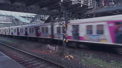 Mumbai Local Train Arriving At Platform With Horn Sound And Crowd Vídeos de archivo 345313891