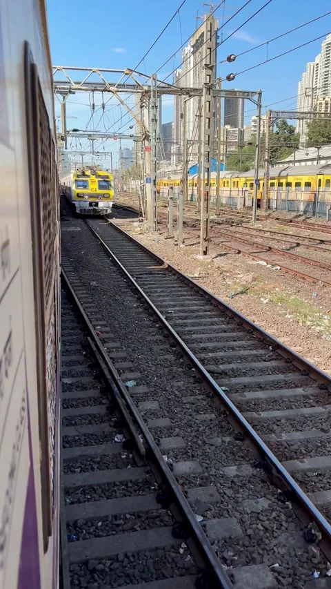 Mumbai Local Train Passing On Tracks Vídeos de archivo 335162867