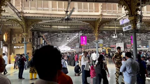 Mumbai Local Train Station Platform With Walking Commuters 4K Video 库存影片 347024233