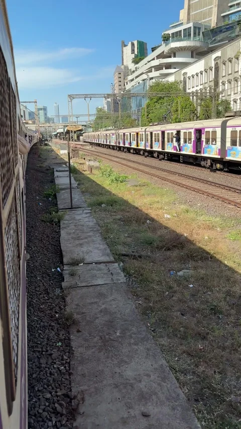 Mumbai Local Trains Passing Side by Side Vídeos de archivo 335209937
