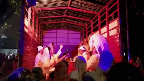 Mumbai - November 8th,2022 - prabhat pheri singing on road, guru nanak jayanti Stock Footage 231075604