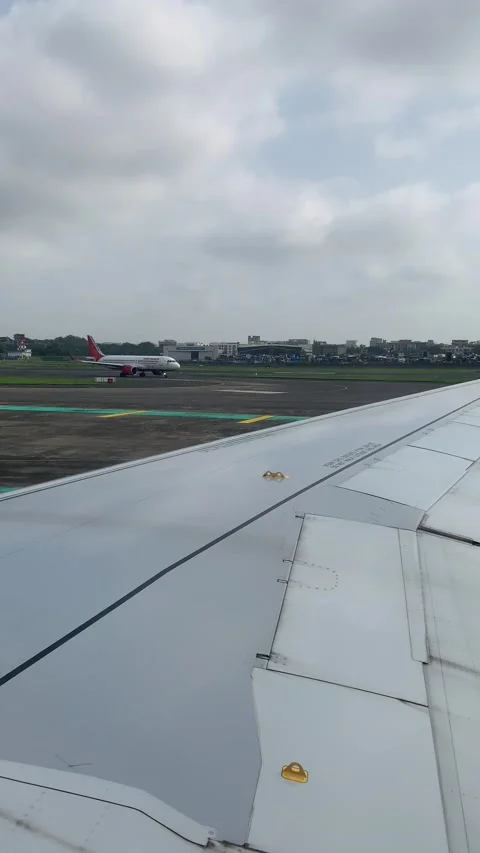Mumbai plane take off window view 03 動画素材 137886832