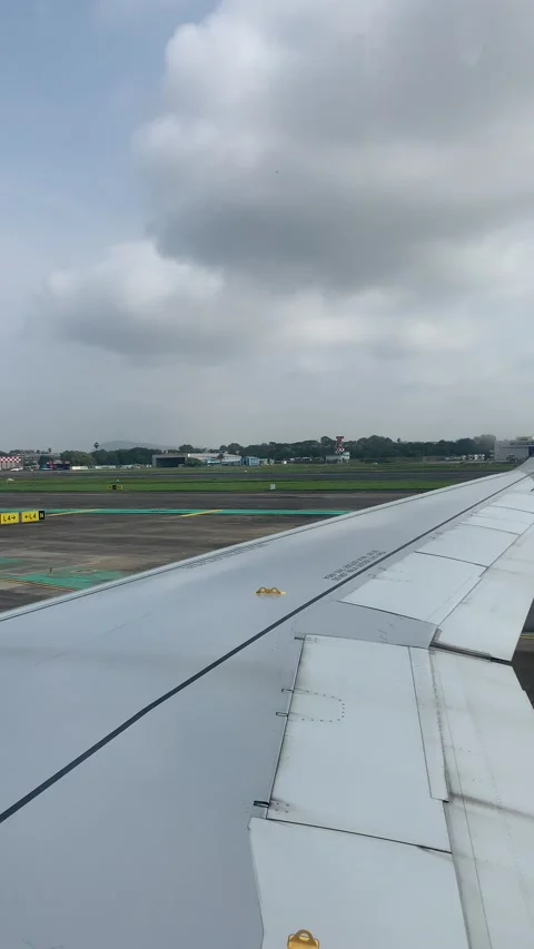 Mumbai plane take off window view 01 動画素材 137886839