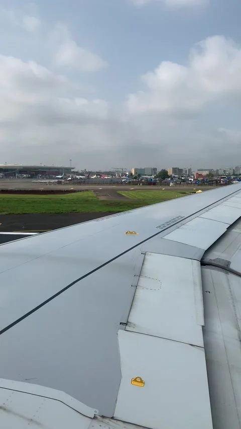 Mumbai plane take off window view 05 動画素材 137886883