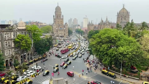 Mumbai traffic at busy intersection in central Mumbai. Top view. Vidéo 237080101