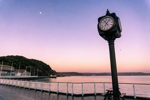 The Mumbles Pier Centenary Clock at dawn, on the Mumbles Esplanade in Swansea Stockfoto's