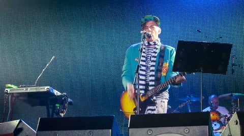 Mumiy Troll live performance at the rock festival The Best City.UA Vídeos de archivo 32141168