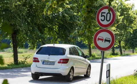  München, Deutschland - 3. Juli 2021: Ein Auto fährt an einer innerorts Ge. Stock Photos