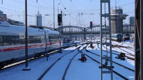 Munich, bavaria, germany - 09 01 2024: munich main station and an ice train i Video stock 262995455