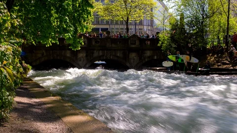 Munich - Eisbachwelle 動画素材 87506872