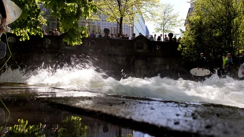 Munich - Eisbachwelle 動画素材 87509328