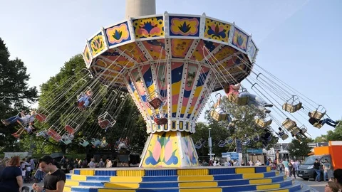 Munich, Germany - AUGUST 20, 2017: A flying swings at a summer festival Vídeo Stock 95429361