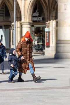 Munich, germany - march 06 2020: locals and tourist enyjoing the famous 12 pm 스톡 사진