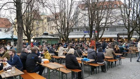 MUNICH, GERMANY - MARCH 10, 2018: People sitting in a bavarian beer garden Vídeo Stock 95404688