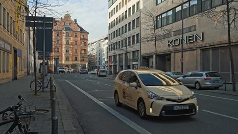 MUNICH - NOVEMBER 18: Locked down real time establishing shot of a street in 스톡 동영상 126089570