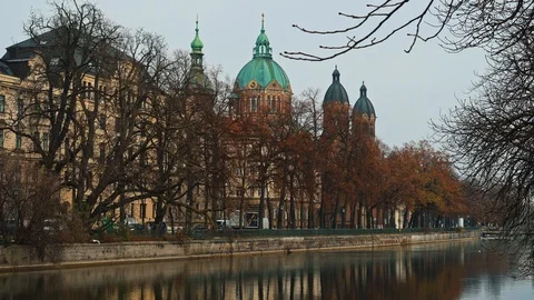 MUNICH - NOVEMBER 22: Locked down real time establishing shot of the Church of Vídeo Stock 126008737
