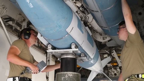 Munitions airmen loading bomb into B2 Lancer 動画素材 112125011