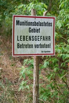 Munitionsbelastetes Gebiet, Lebensgefahr, betreten verboten Schild mit der... Stock Photos