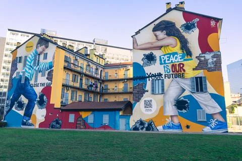 Mural called Close the Gap Peace is our Future by artist Giulio Rosk Foto stock