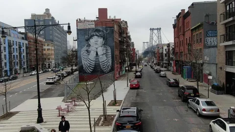 Mural corner and bare sidewalks in Williamsburg, Brooklyn Vidéo 127399332