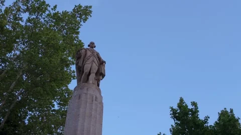 Murcia Spain 01/05/26 Statue of Count Floridablanca monument with a pigeon Video stock 335080034