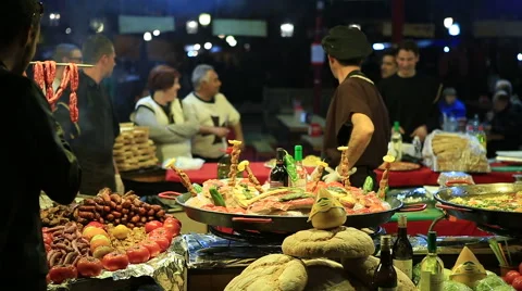 MURCIA, SPAIN-MARCH 5,2016: Showcase of delicious dishes cooked on the open fire 库存影片 61293696