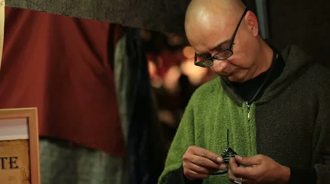 MURCIA, SPAIN-MARCH  Man making metal souvenir  in  a medieval market on Vidéo 61284033