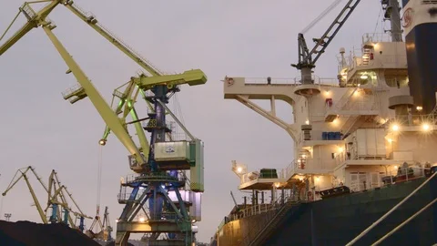 Murmansk.Coal loading on a ship. Vídeos de archivo 99256678