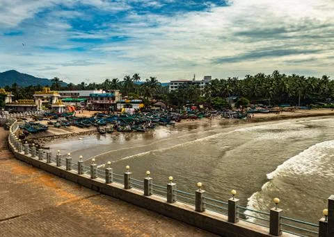 Murudeshwar temple view from inside with sea horizon and boats Foto stock