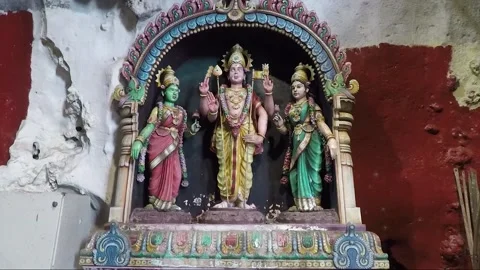 Murugan statue on altar inside Main Temple cave, Batu caves, Malaysia 库存影片 196372552