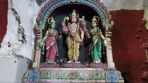 Murugan statue on altar inside Main Temple cave, Batu caves, Malaysia 库存影片 196372646