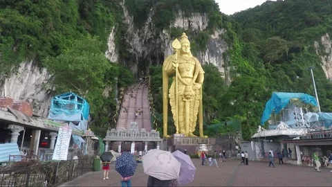 Murugan statue at staircase to Main Temple cave, Batu caves, Kuala Lumpur 스톡 동영상 194499444