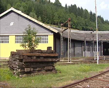 Murzzuschlag railway yard, stack of railway sleepers + railway shed Vídeo Stock 33625543