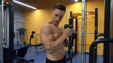 Muscle model workout his biceps and forearm with rope Video stock 138854909