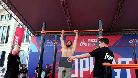 A muscular athlete pulls himself up on the horizontal. 스톡 동영상 247118809