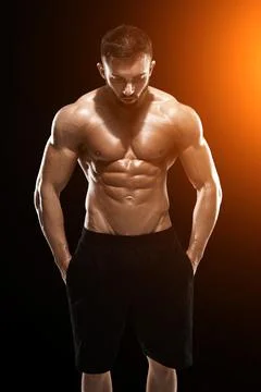 Muscular bodybuilder guy doing posing Stock-Fotos