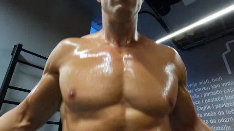 Muscular guy doing jump rope Video stock 138914659
