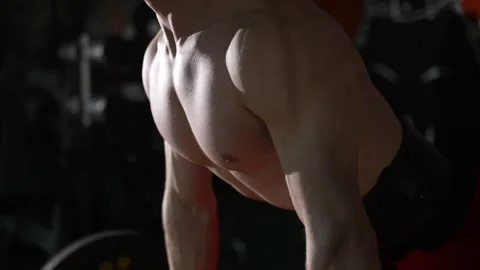 Muscular guy trains with barbell 库存影片 334721183