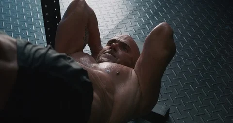 Muscular man doing abs exercises in the gym Video stock 116387160