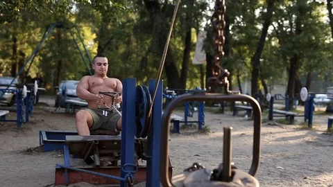 Muscular man doing exercise on the old handmade training apparatus. Video stock 80119834