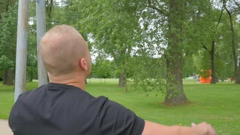 Muscular man doing pull-up strength training exercise. Video stock 84003090