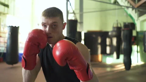 Muscular man professional boxer does blows in camera, steady shot, slow motion Vidéo 116260079