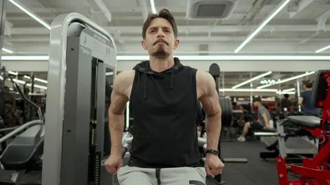 Muscular Senior Man with Beard Train Lower Chest in Dips Machine - low Stockbeeldmateriaal 254663103
