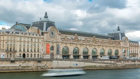 The musee d'Orsay is a museum in Paris timelapse, on the left bank of the Seine Stock-Footage 80634101