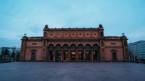 Museum Building Facade with Rhythmic Arches at Dusk in a City Hyperlapse Motion Vidéo 331104141