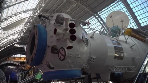 Museum exhibition showcasing a module of the famous Mir orbital space station. 스톡 동영상 342074888