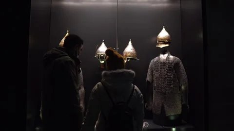 Museum exhibits behind glass at the Topkapi Palace Видео 291814140